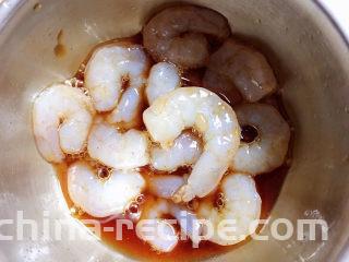 干贝海鲜粥,虾仁中放入料酒、蚝油、生抽、白胡椒粉，搅拌均匀腌制10分钟。