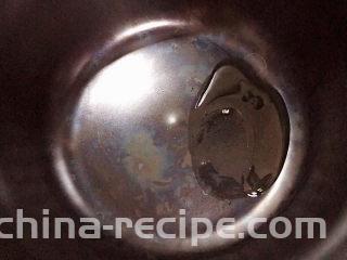 干贝海鲜粥,砂锅中倒入橄榄油，加热至五成热。