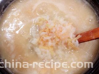 干贝海鲜粥,粥熬煮20分钟。