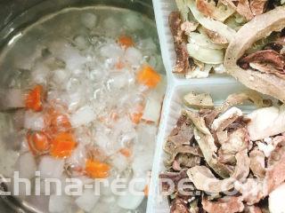 羊杂粉,将羊杂倒入锅中。