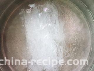 羊杂粉,水开后放入龙口粉丝。