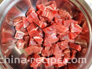 黑椒牛肉粒,将牛肉切成小块。