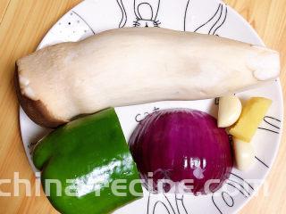 黑椒牛肉粒,准备好杏鲍菇、洋葱、青椒、姜蒜。