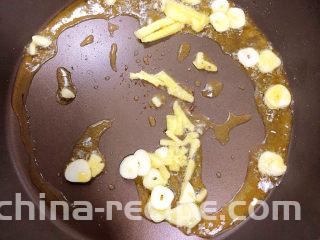黑椒牛肉粒,锅中倒入油，加热至五成热，放入葱姜爆香。