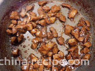 黑椒牛肉粒,逐渐将牛肉粒中的水份炒掉。