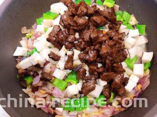黑椒牛肉粒,放入杏鲍菇和牛肉粒翻炒均匀。