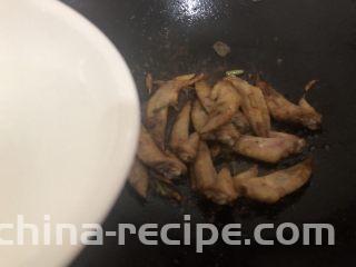 红烧鸡翅尖,加入适量的水