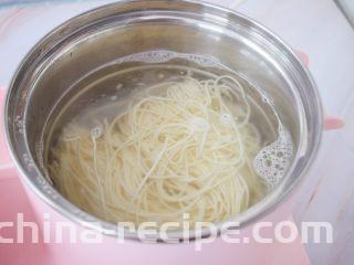 花生酱拌面,锅中烧开水，再放入面条