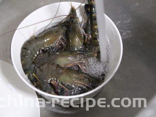 葱姜焗海虾,用清水冲洗干净，沥干