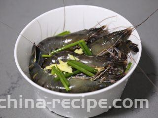 葱姜焗海虾,放入九节虾碗中
