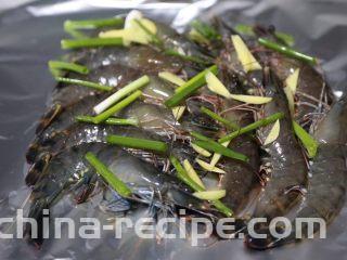 葱姜焗海虾,均匀的铺在锡纸上