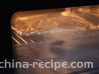 葱姜焗海虾,放入预热好的烤箱，220度，焗烤约20分钟