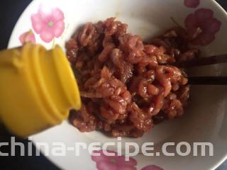 肉丝刀削面,猪肉切丝，放碗中，加入生抽老抽