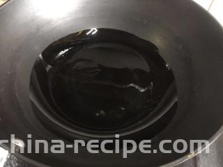 肉丝刀削面,热锅倒油