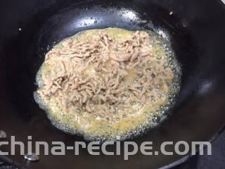 肉丝刀削面,炒至变色，少许加入一点水，盛出备用