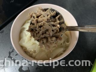 肉丝刀削面,煮好的面盛入碗中，浇上肉丝