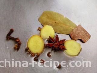 卤鸭掌,锅里放入卤料（生姜，大料，麻椒粒，香叶，桂皮，丁香）