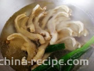 卤鸭掌,大火煮开，煮3分钟。