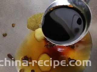 卤鸭掌,两大勺生抽。