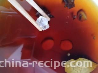 卤鸭掌,放一颗冰糖。