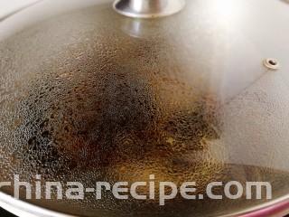 卤鸭掌,盖上锅盖，保持水开，小火煮15分钟，关火。等汤汁凉水再小火煮15分钟。