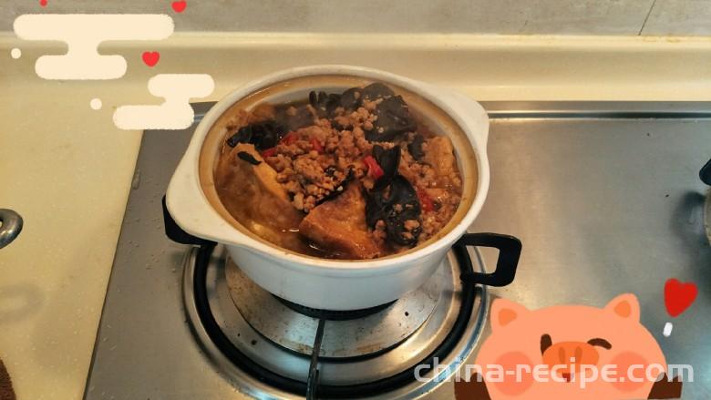 Method of making black fungus meat foam tofu pot