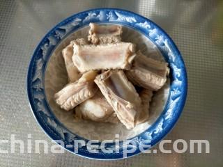 胡萝卜玉米排骨汤,准备食材
焯水排骨