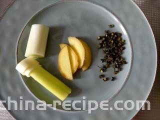 胡萝卜玉米排骨汤,排骨焯水方法
准备生姜，大葱，花椒