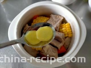 胡萝卜玉米排骨汤,加生姜2片