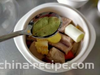 胡萝卜玉米排骨汤,香叶一片
