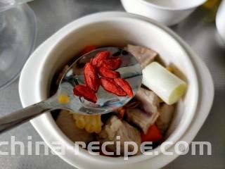 胡萝卜玉米排骨汤,枸杞数粒