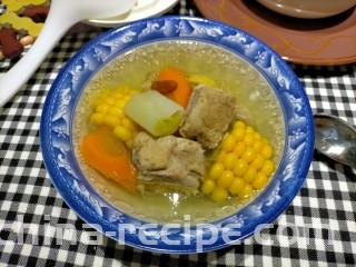 胡萝卜玉米排骨汤,炖好即可食用啦