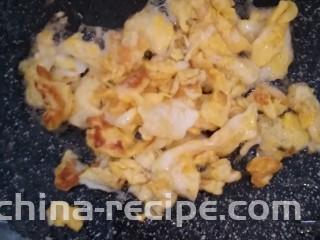 豪华版炒面套餐,锅中磕入一个鸡蛋，打散