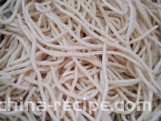 豪华版炒面套餐,湿面放蒸锅上蒸，蒸熟后加食用油拌匀，放一旁备用。