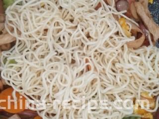 豪华版炒面套餐,把蒸好的面放进锅里，翻炒均匀