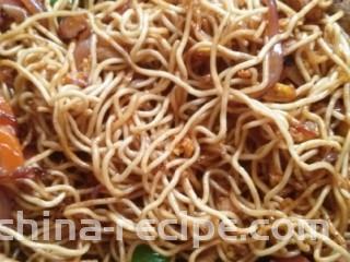 豪华版炒面套餐,＋生抽，翻炒均匀。
