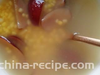 豪华版炒面套餐,吃完炒面后，是不是特别油？再来一碗微甜的红枣玉米粥就更好了。