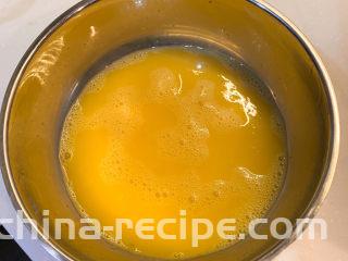 鸡蛋腊肠炒潮州米粉,把2个鸡蛋打入碗里，搅拌均匀