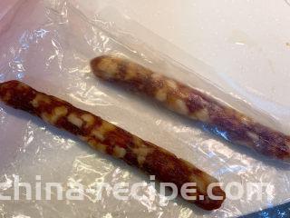 鸡蛋腊肠炒潮州米粉,拿出两根腊肠