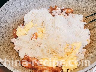 鸡蛋腊肠炒潮州米粉,把鸡蛋放入粉丝里翻炒均匀