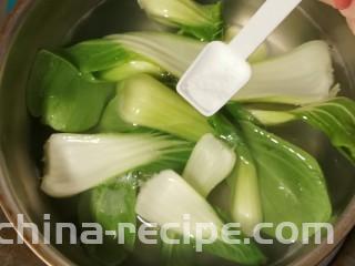 蔬菜虾仁粥,青菜清洗干净  汆水备用  水中加2克盐