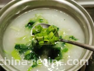 蔬菜虾仁粥,放入香葱