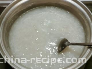 蔬菜虾仁粥,米粥煮至浓稠 