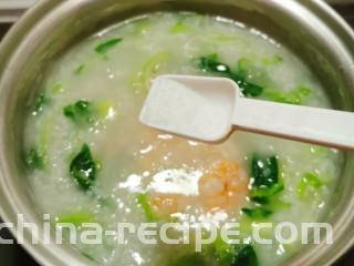 蔬菜虾仁粥,放入盐调味
