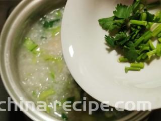 蔬菜虾仁粥,放入香菜 翻拌关火