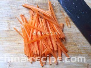 家常小炒皇,胡萝卜刨去外皮后，切成细丝。