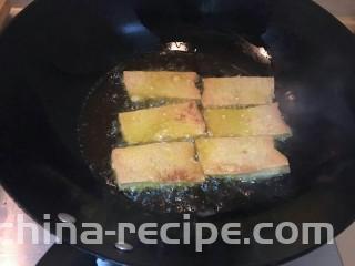 黑木耳肉沫豆腐煲,煎至两面金黄，盛出