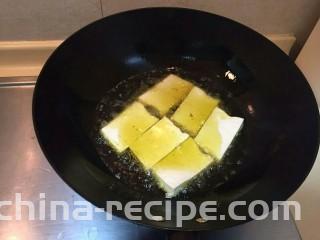 黑木耳肉沫豆腐煲,倒油把老豆腐放下去中小火慢慢煎