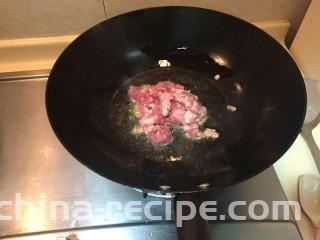 黑木耳肉沫豆腐煲,用剩下的油煸炒肉沫