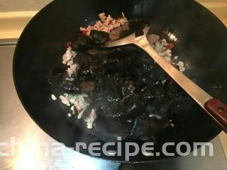 黑木耳肉沫豆腐煲,加入泡发好的黑木耳